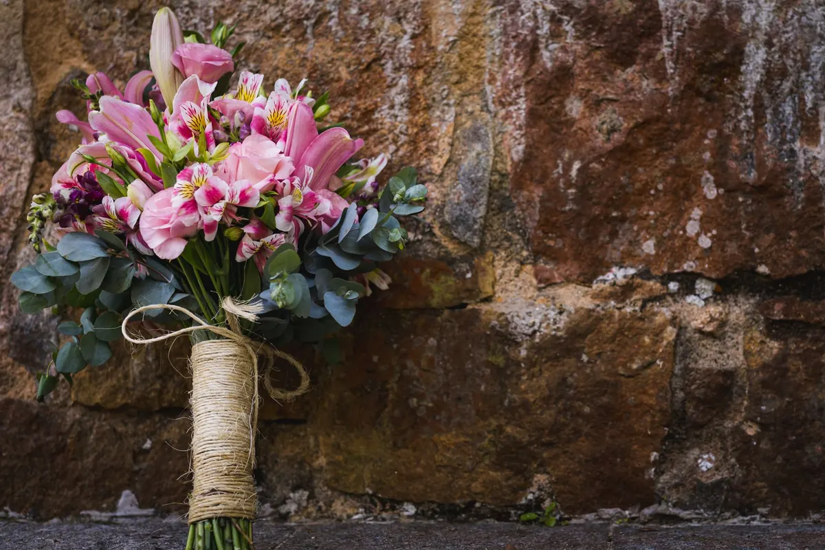 Hand-Tied Bouquet vs. Vase Arrangement: Which Is Better to Send?
