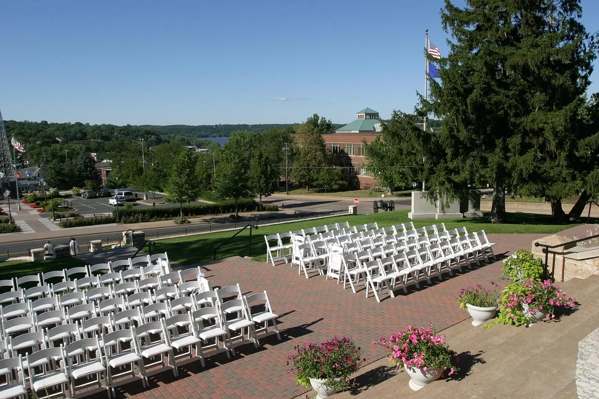 How to Choose Wedding Flowers That Suit Your Venue